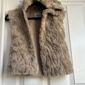 Girls Mayoral Size 5 faux fur vest